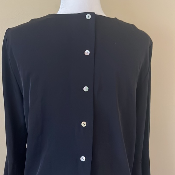 Button detail back blouse - Picture 7 of 9